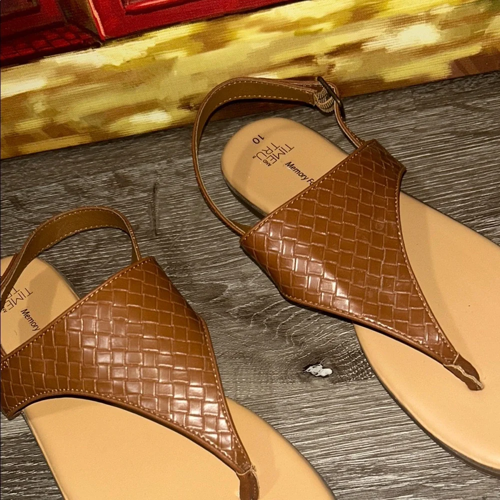 🦋Time and Tru Brown Tan Quilted Sandals 5/25$ - Picture 3 of 9